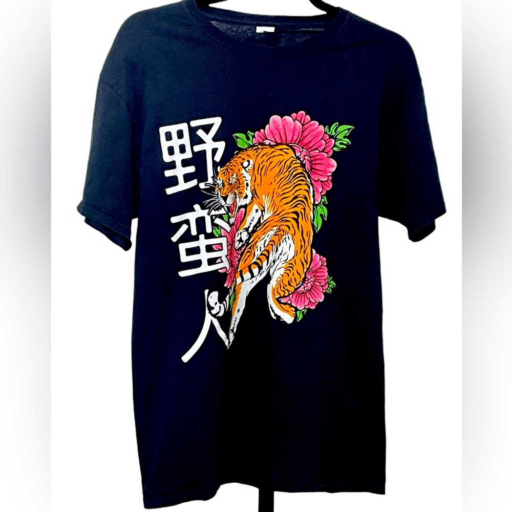 CROUCHING TIGER TSHIRT Black gently used trendy skateboard style unisex M